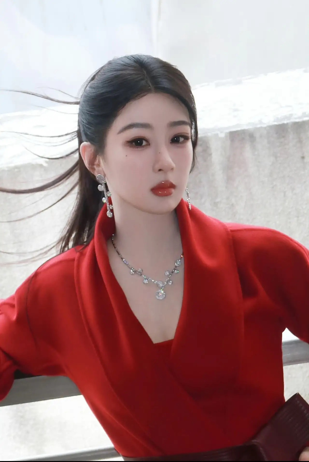 我可以打包票地说，张一山也没想到。就连杨紫本人也没有想到，在红毯上还没找到人的时候，内场就已经遇到了
