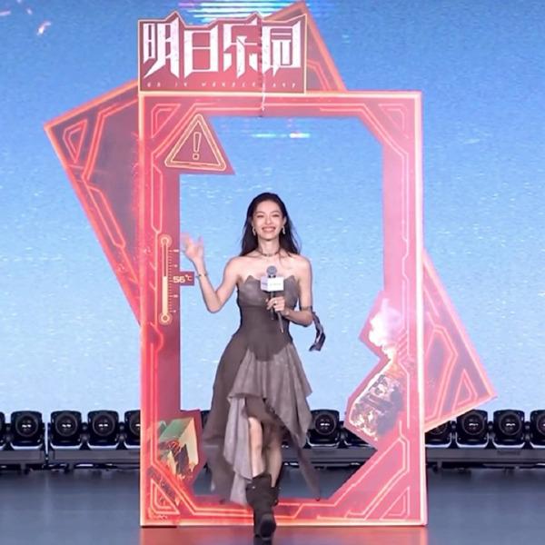 最近钟楚曦在出席活动的时候搭配了一件很美的纱裙，凸显出了满满的飘逸感，确实是太迷
