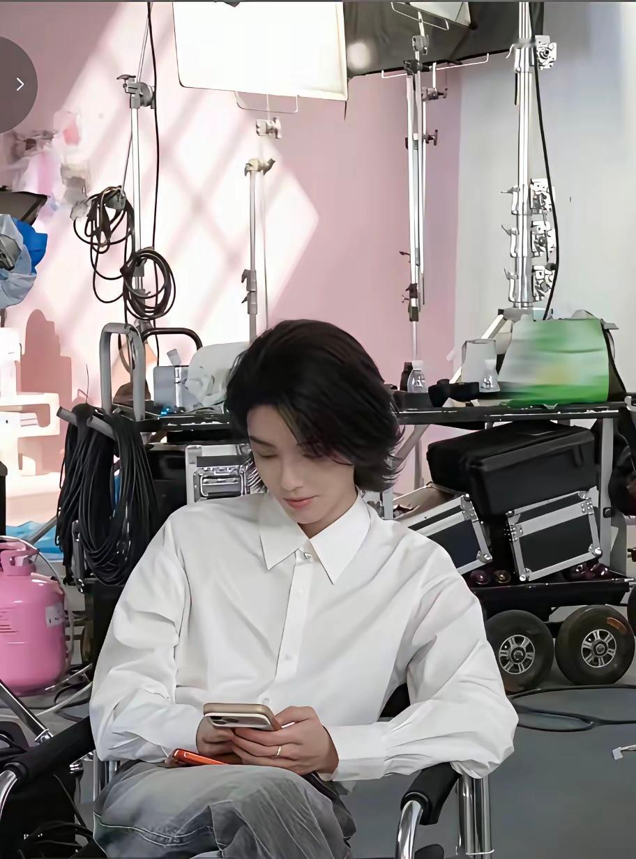 华晨宇的抚仙湖演唱会被叫停了。其实这个演唱会被叫停的原因绝对不是有些人说的那个像