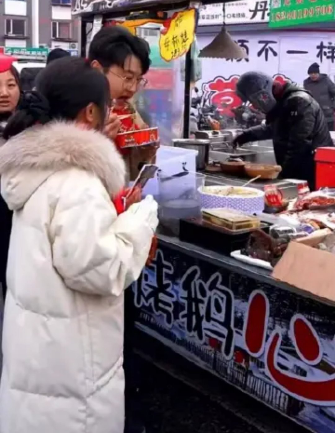 南方人逛东北早市南方人去东北早市真是开眼界了！热乎乎的油炸糕五毛一个，豆浆用暖壶