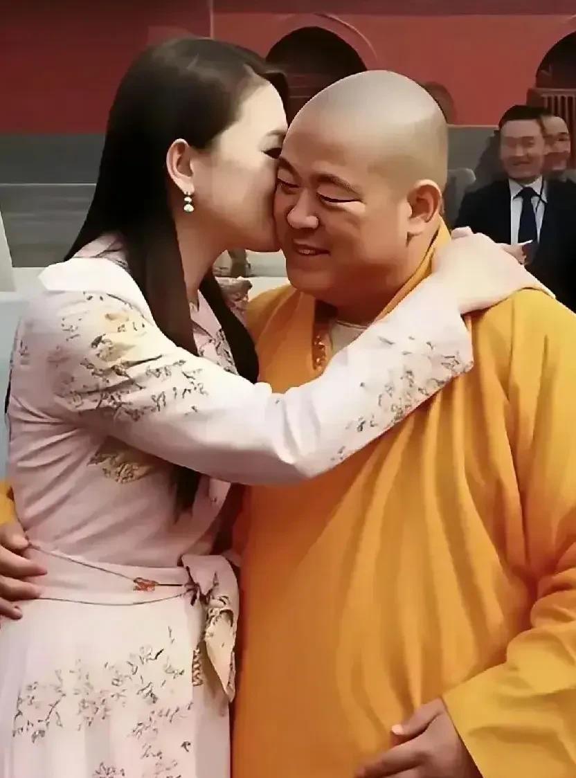某女明星采访完了之后，花和尚笑着说。我告诉你一个发财的秘密。你只要亲我一下