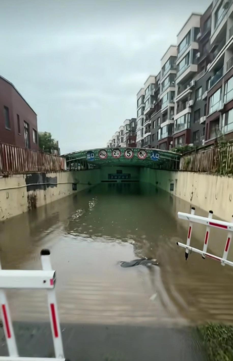 辽宁抚顺一小区地下车库被灌满了水！被水泡的汽车由谁来赔偿？暴雨骤至，地下车库