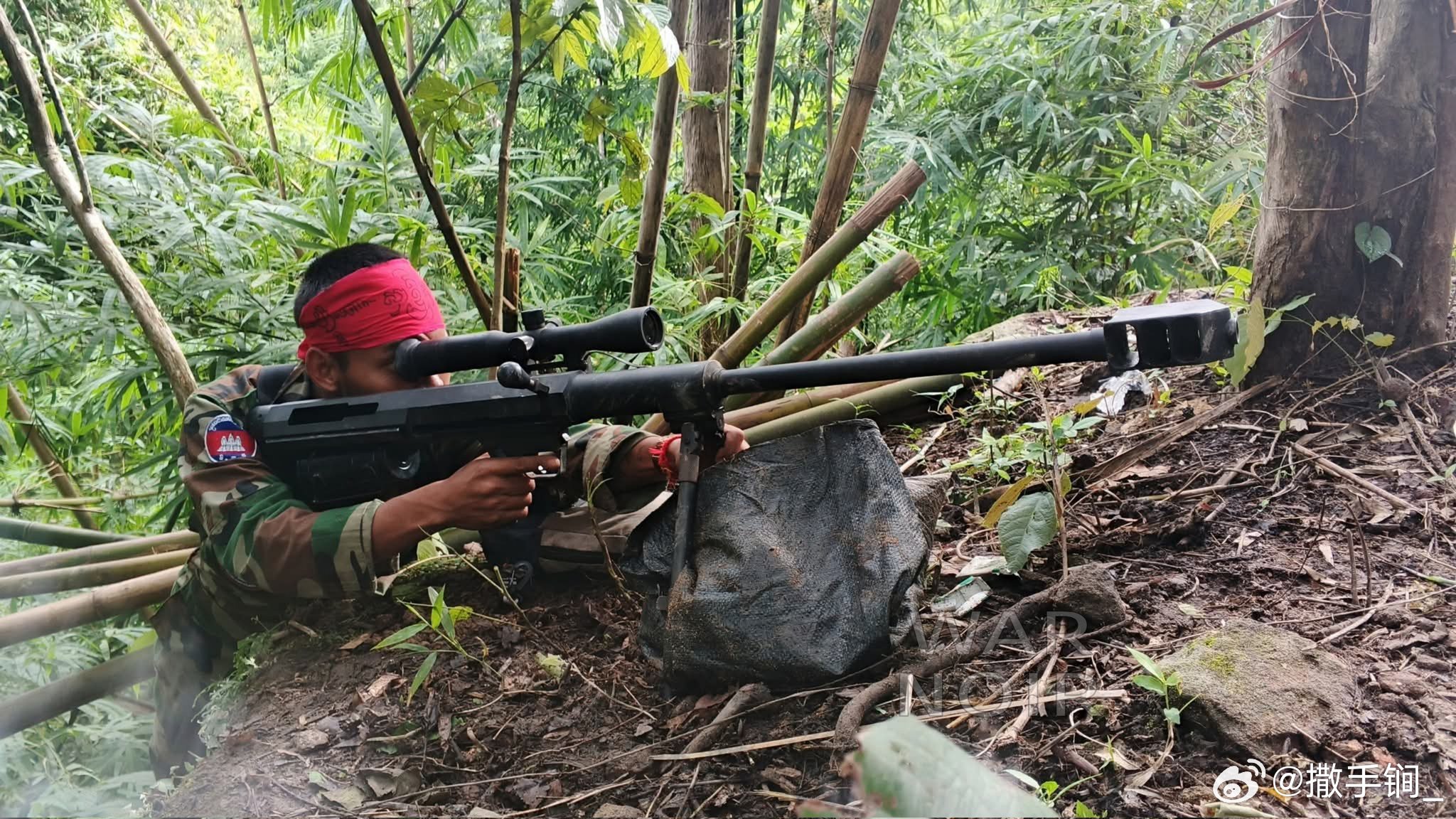 柬埔寨士兵在柬泰边境使用一支中国造LR-2型12.7毫米反器材狙击步枪。LR-2
