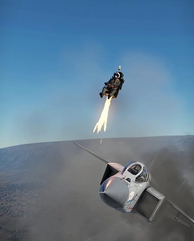 为何飞行员跳伞后就不能射杀？即使在战场杀红了眼，也不能杀飞行员，因为日本试过了，