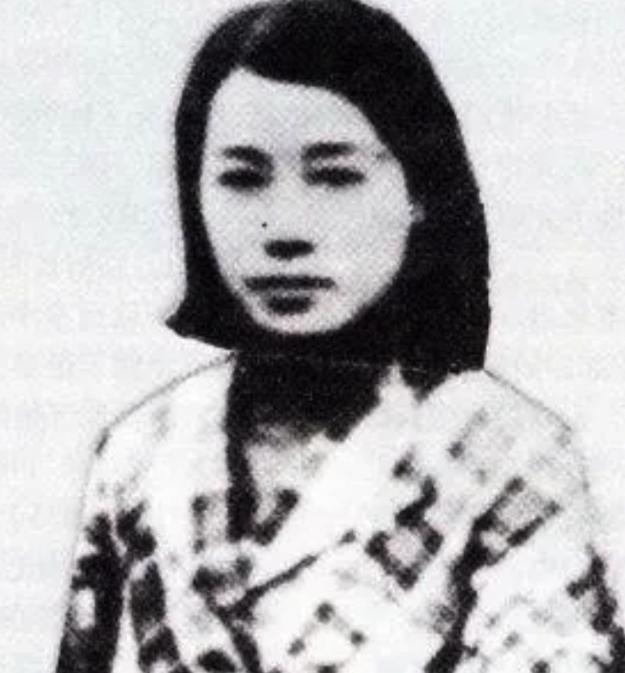 1937年，美女土匪黄八妹孤身求见杜月笙，请求他援助一批枪支弹药，她要打鬼子，杜