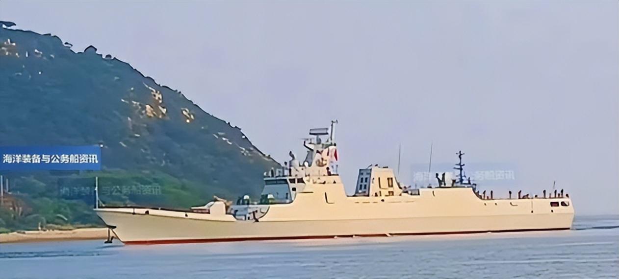 4月4日，首艘056C型护卫舰缓缓停靠西哈努克省云壤海军基地，柬埔寨官兵整齐列队