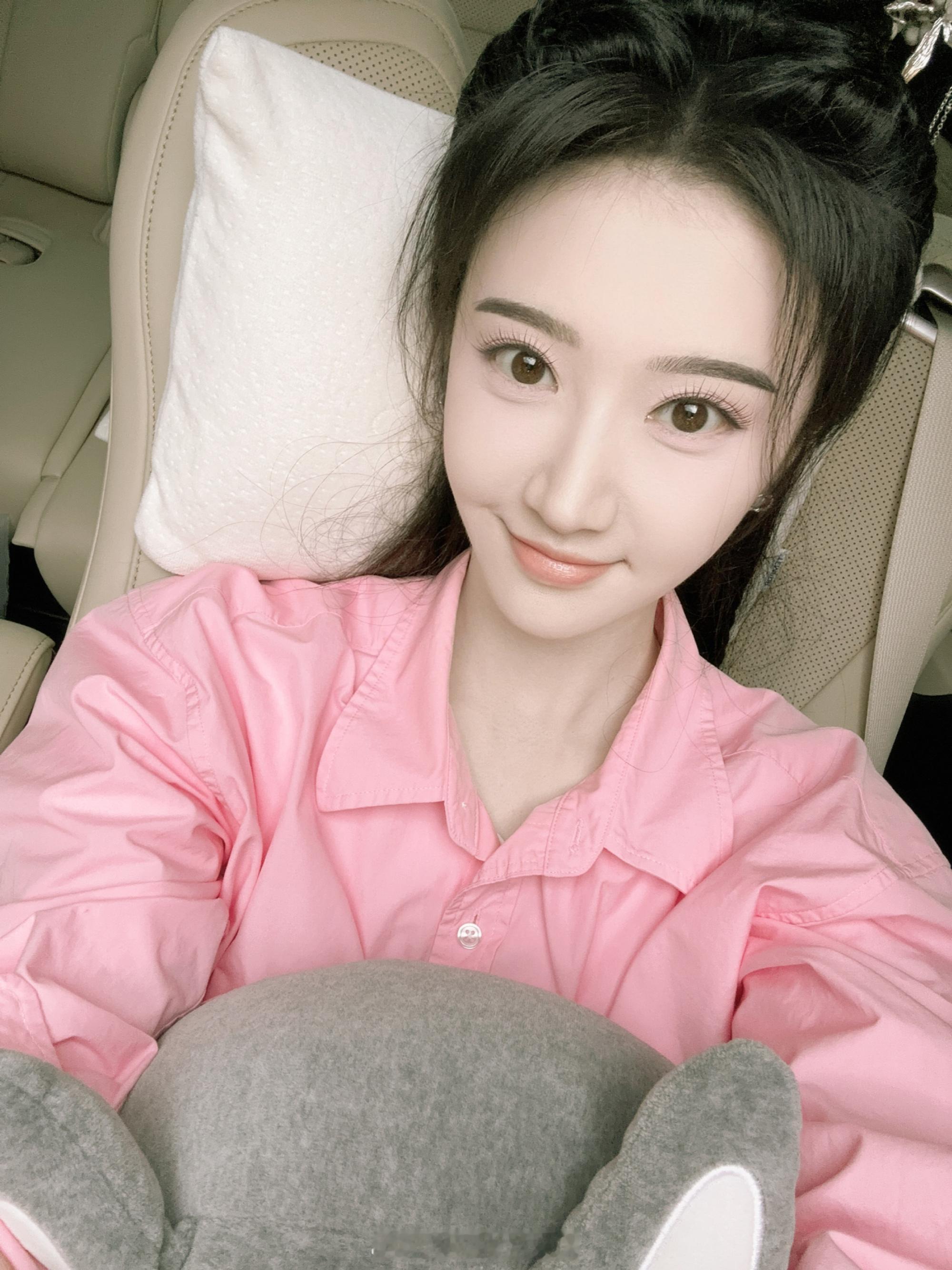 景甜新鲜粉色多巴胺穿搭