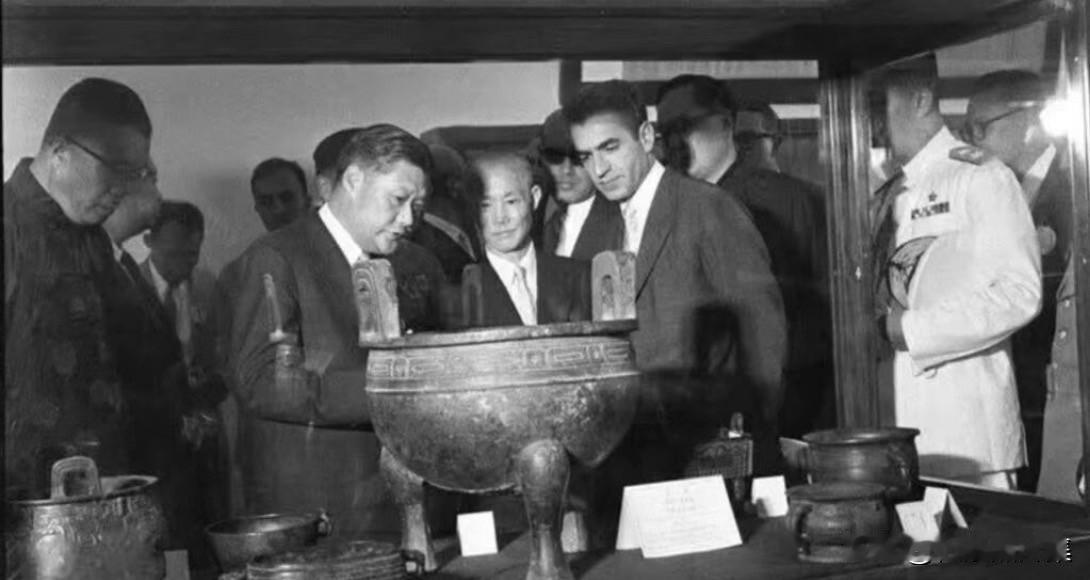 1958年5月17日，伊朗沙王巴列维前在台中雾峰北沟故宫博物院参观国宝毛公鼎，叶