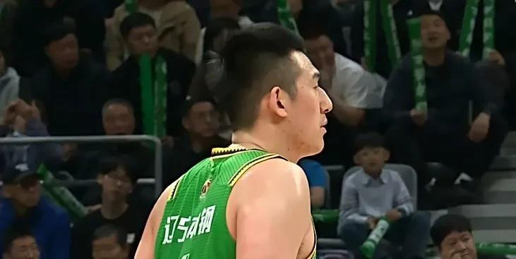 有很多声音，在嫌弃付豪了1、这打的是什么？2、付豪你走吧！3、他会打球吗？