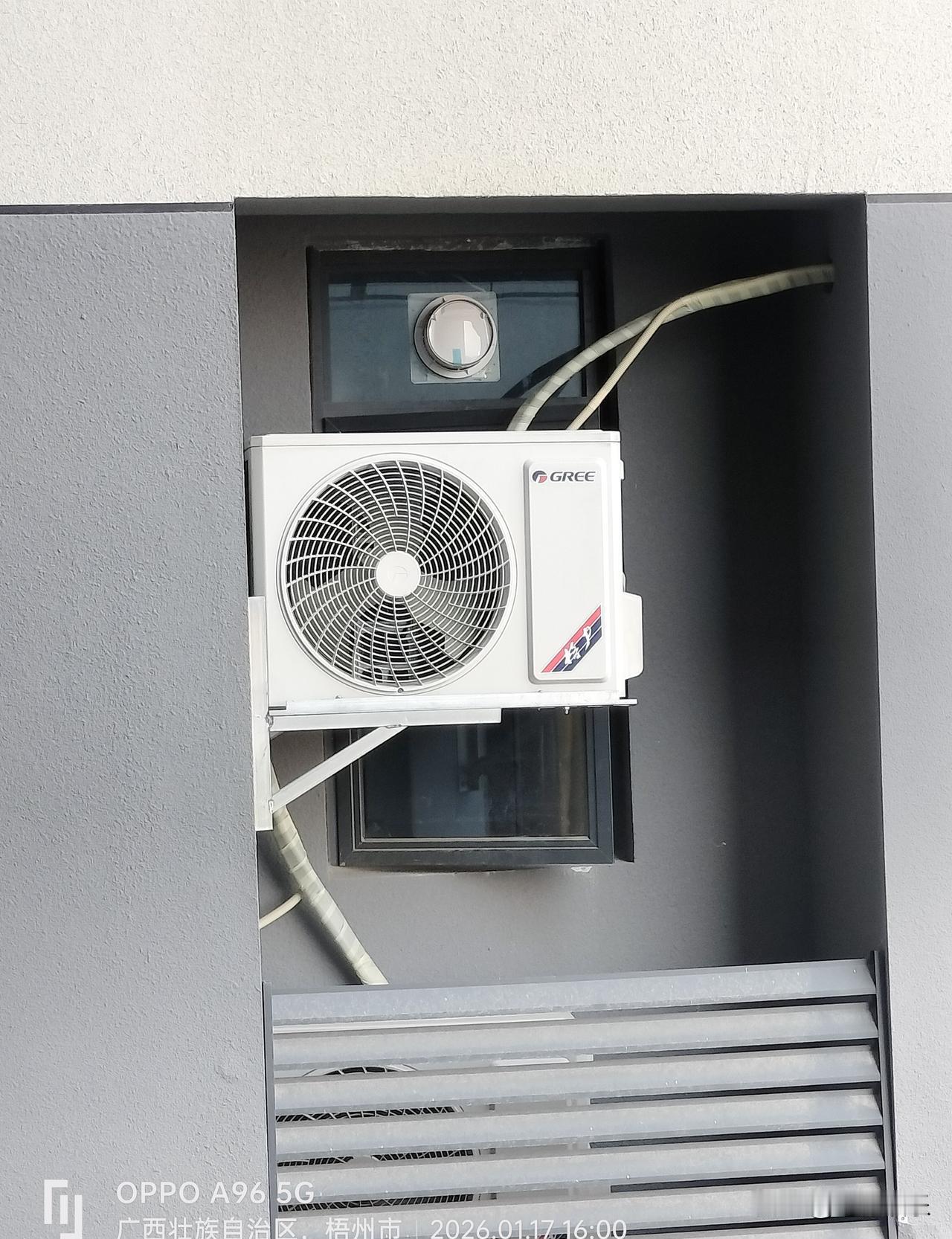 空调装反了，师傅还夸聪明？你家的外机正在挑战重力极限。这种安装把有字面朝外，