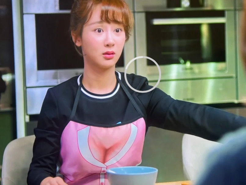 小蚯蚓的围裙哈哈哈哈哈n刷后オ注意到太搞笑了吧