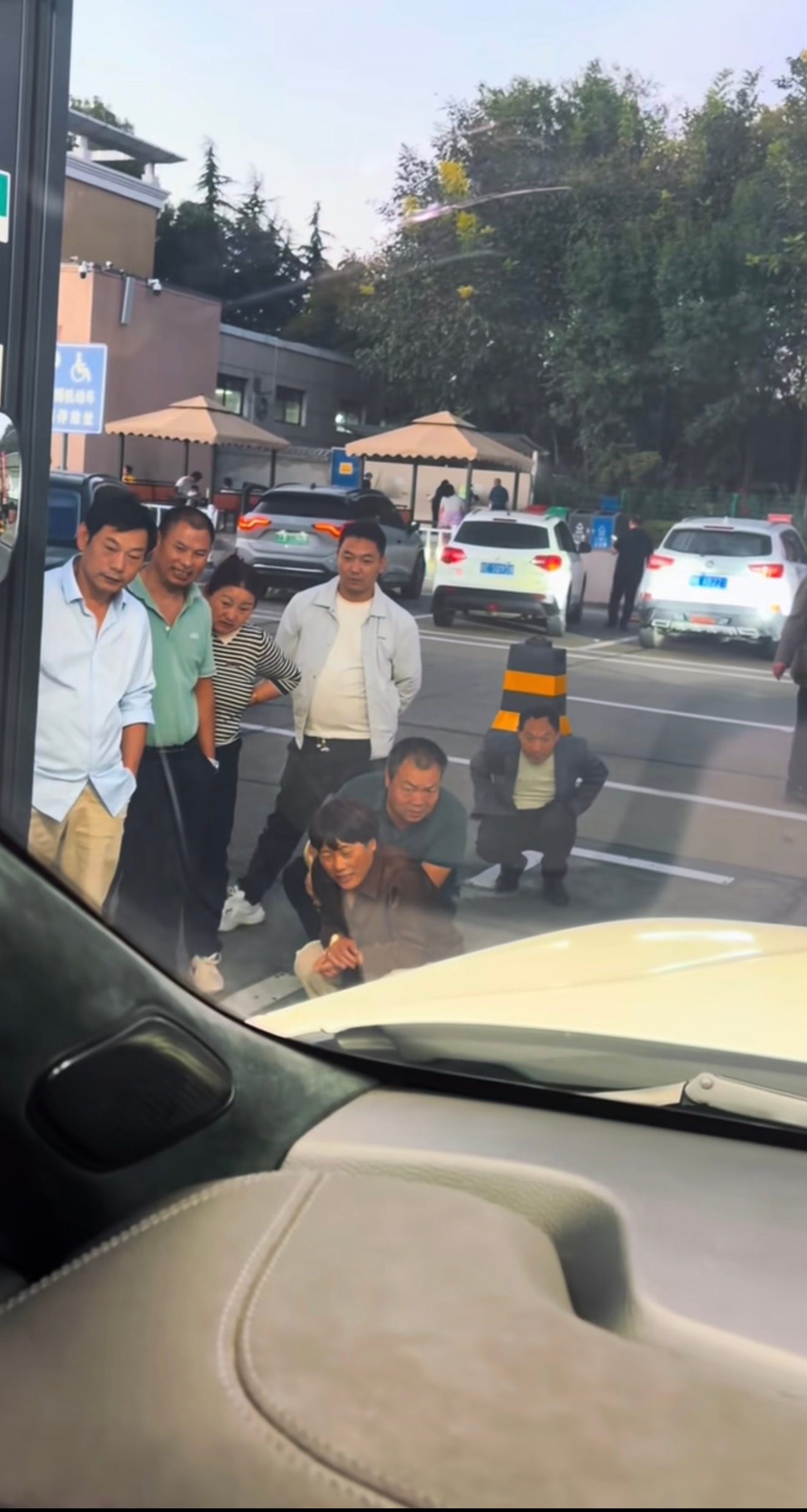 如果你开蔚来在换电，碰见一堆人「蔚来蹲」你心里想的是什么？[捂脸哭]​​​