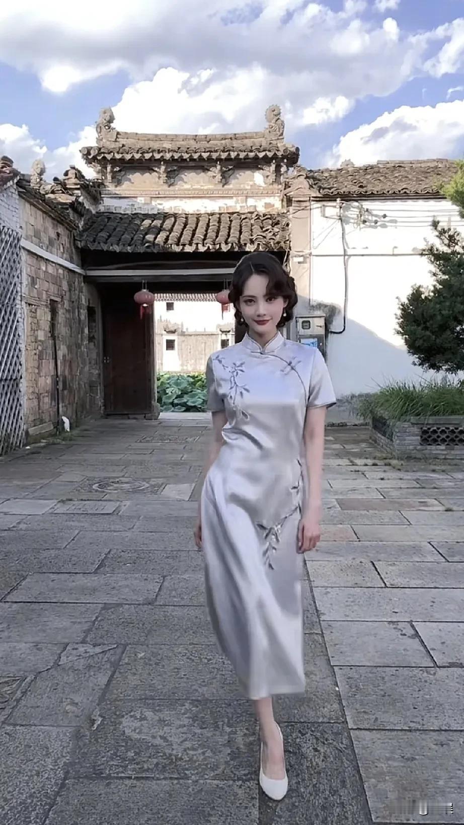 李一桐穿着旗袍在院子