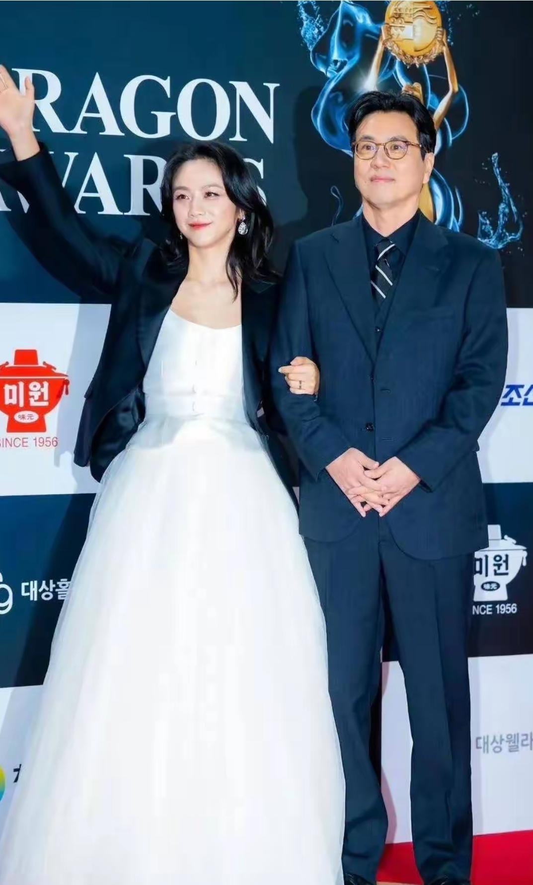 汤唯今年47岁，丈夫已经56岁了，二胎完全是意外的惊喜，她觉得自己已快绝经的年纪