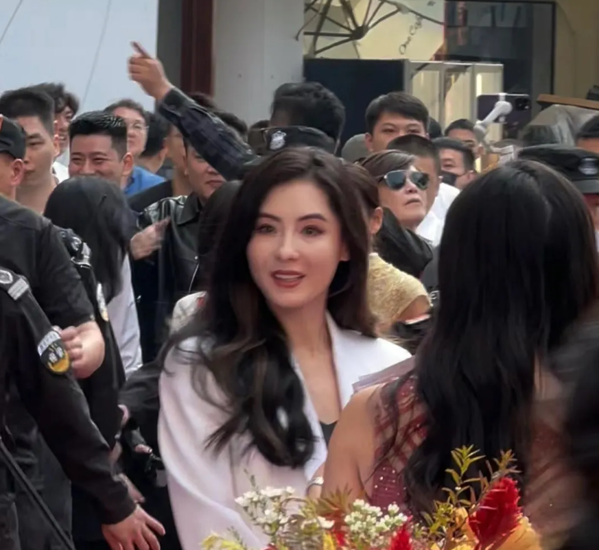 张柏芝本人真的名不虚传，又美又年轻，无论是脸还是身材都没得挑。40多岁这个状态