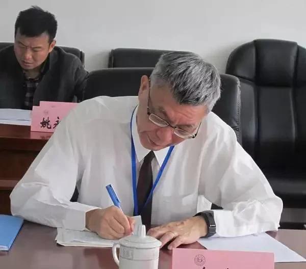苑举正继续喊话蔡正元，你跟沈逸在观点上有所不同可以理解，可是你在情绪管理上容易失