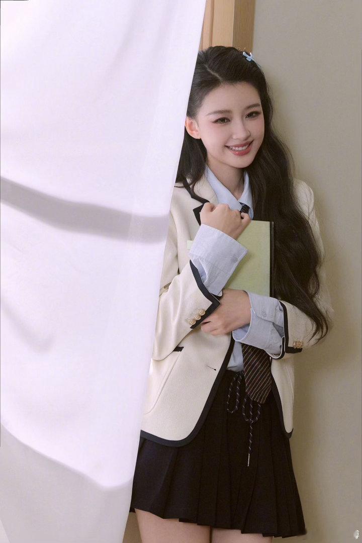 孙怡巧烹自热火锅乘风2026孙怡在宿舍摆弄自热火锅的样子，熟练得像在实验室做精