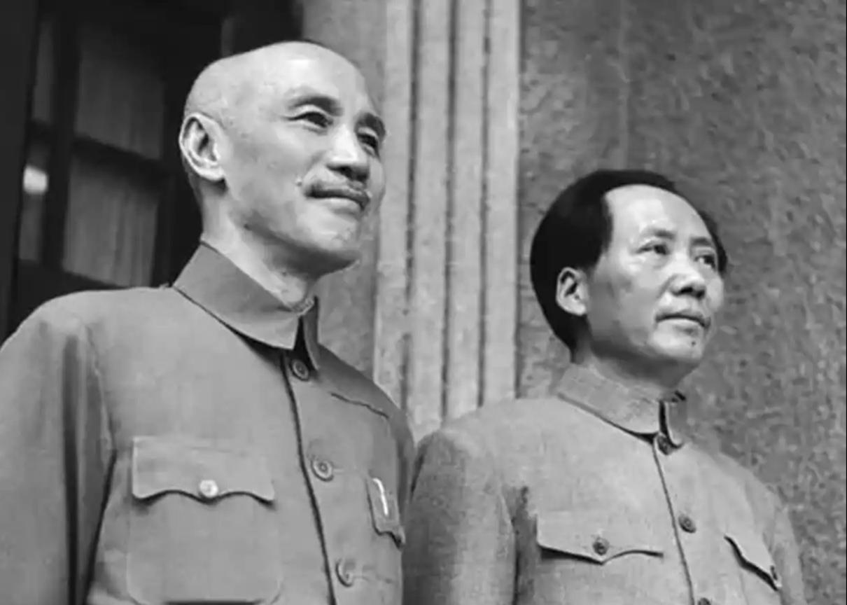1945年，抗战胜利后，蒋介石满以为抱紧苏联和美国的大腿就能稳赢。谁知斯大林