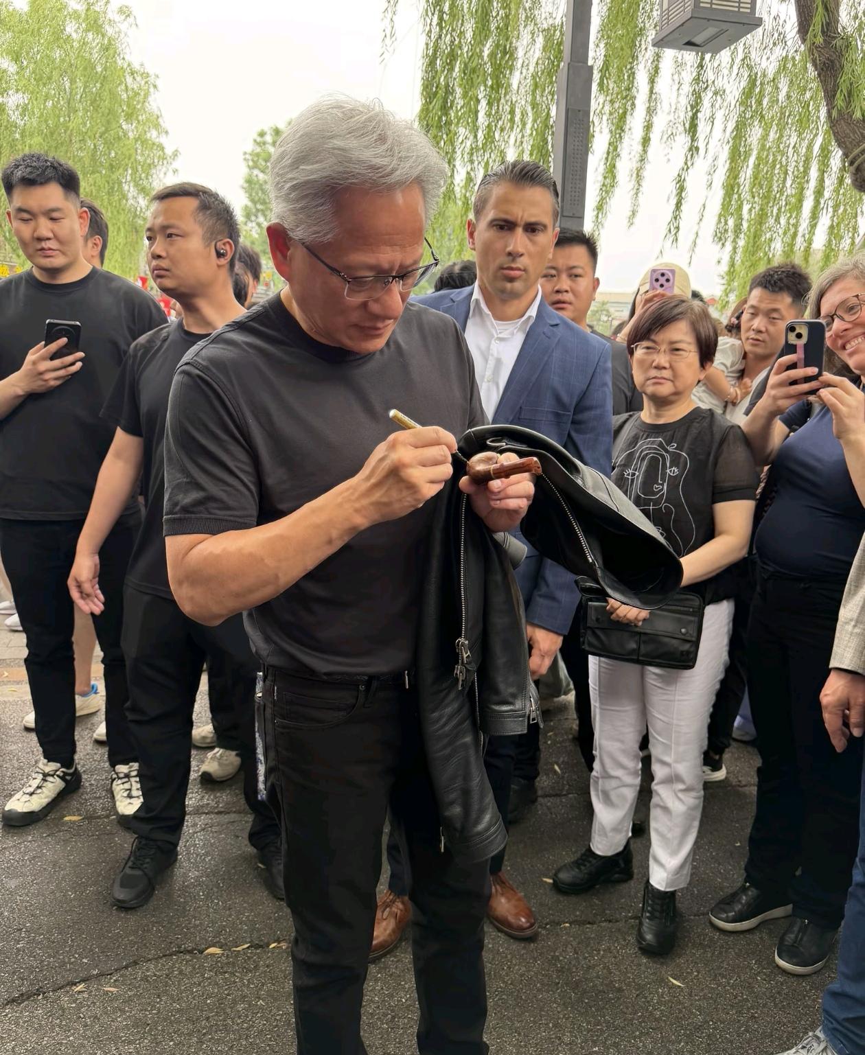 黄仁勋有备而来,拿到签名的烟斗主人要发财了,有人开价上万元要买这个烟斗!黄仁勋在