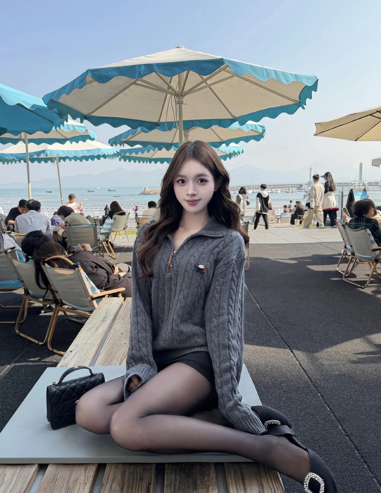 这套是松弛甜酷休闲风，核心是灰调麻花针织+黑色短裙的搭配：宽松针织自带慵懒松弛感