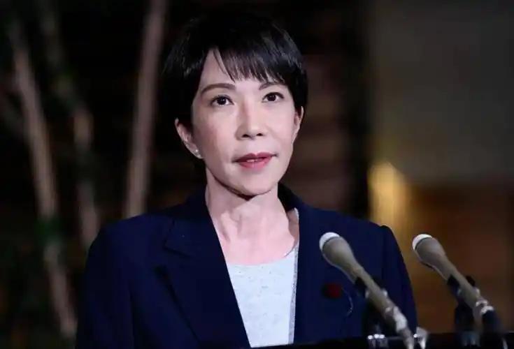 8月13号晚上，根据日本外务省公布的消息，日本首相高市早苗分别向中方的主席和总理