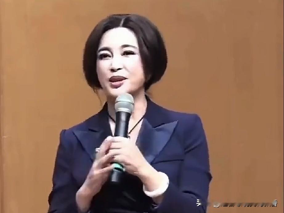 刘晓庆前些年在参加访谈节目时侃侃而谈，她说：“俯仰不愧天地，煲贬自有春秋，娱乐圈