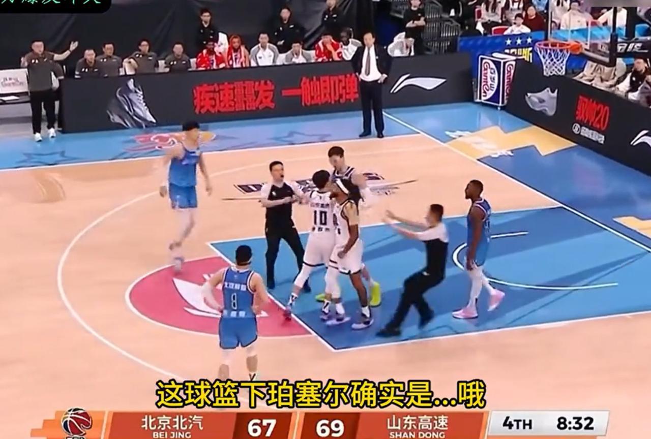 CBA名记痛批北京队1人：打得什么玩意儿？要是客场早被罚出去了……昨晚，CBA