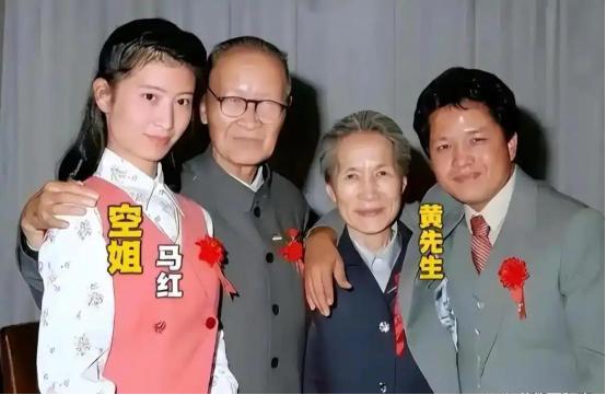 1982年，台湾起义飞行员黄植诚娶了空姐马红。8年后，马红找借口去了美国