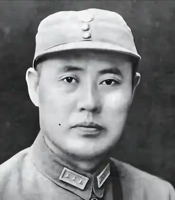 1949年10月19日，中南海勤政殿。周恩来一字一句宣读中央人民政府干部名单，念
