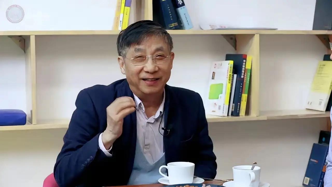 纪小龙劝年轻人多生娃遭群嘲，话有初衷，却没读懂当代年轻人的难“年轻人赶快生娃