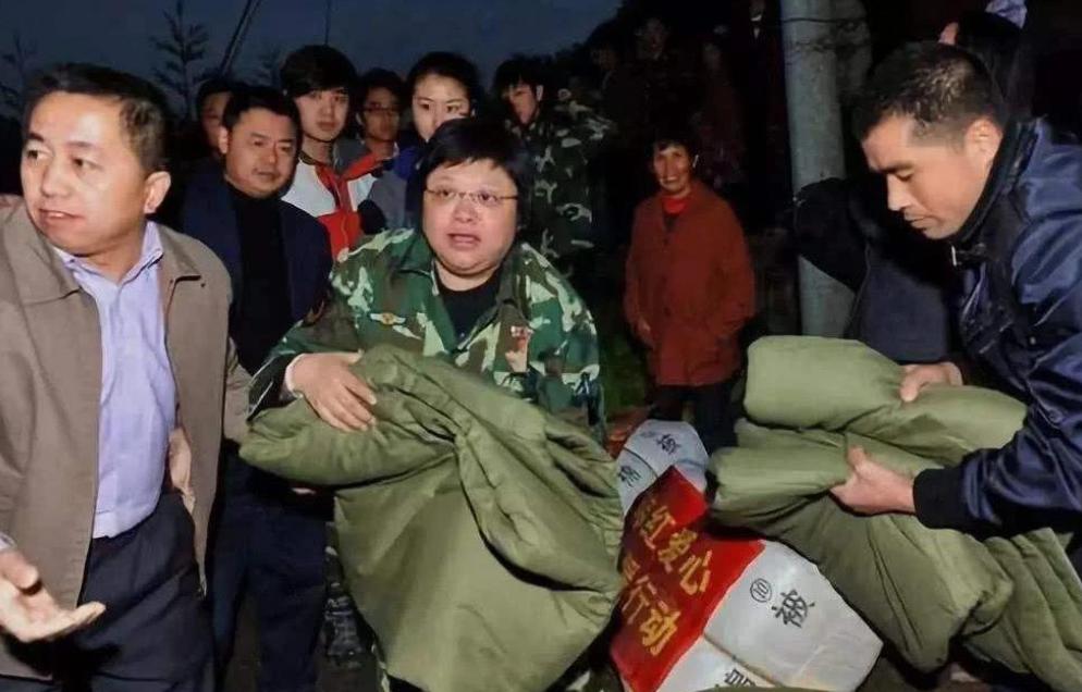 韩红深耕公益多年低调行善，直面非议质疑，初心为何从未改变？韩红的公益路，从来