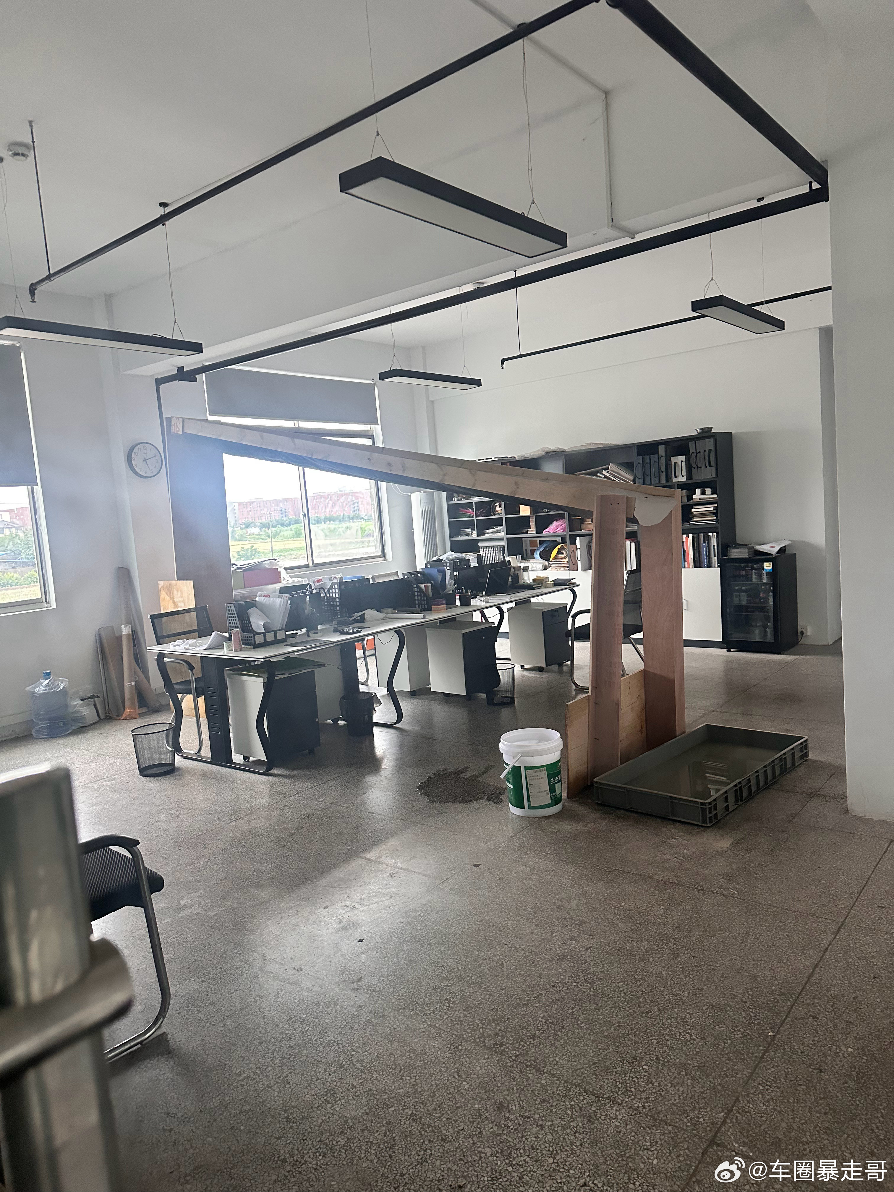 一场大雨办公室搭起了天桥，电脑全部泡完了，