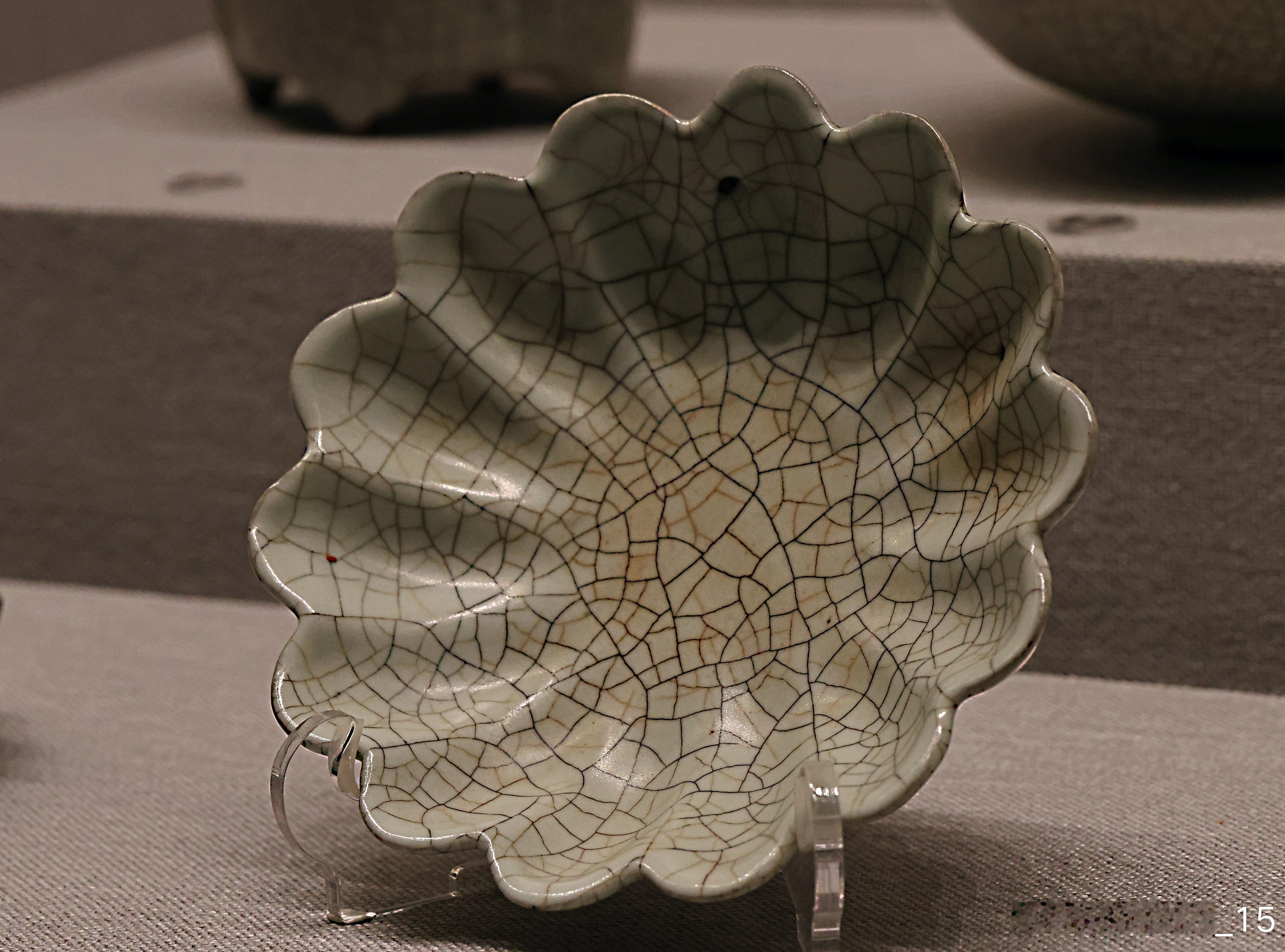 哥窑灰青釉菊花式盘南宋（公元1127-1279年）故宫博物院藏盘呈14瓣菊花形