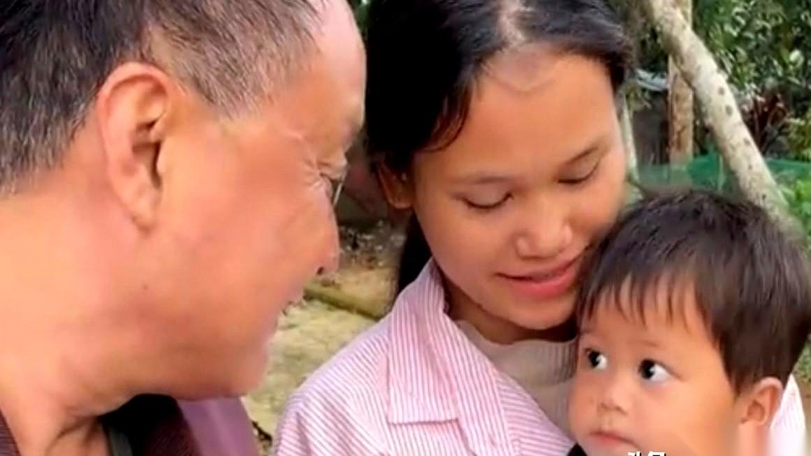 她答应了。电话那头，她轻轻“嗯”了一声，答应暂时带着我女儿，先在越南农村住下去