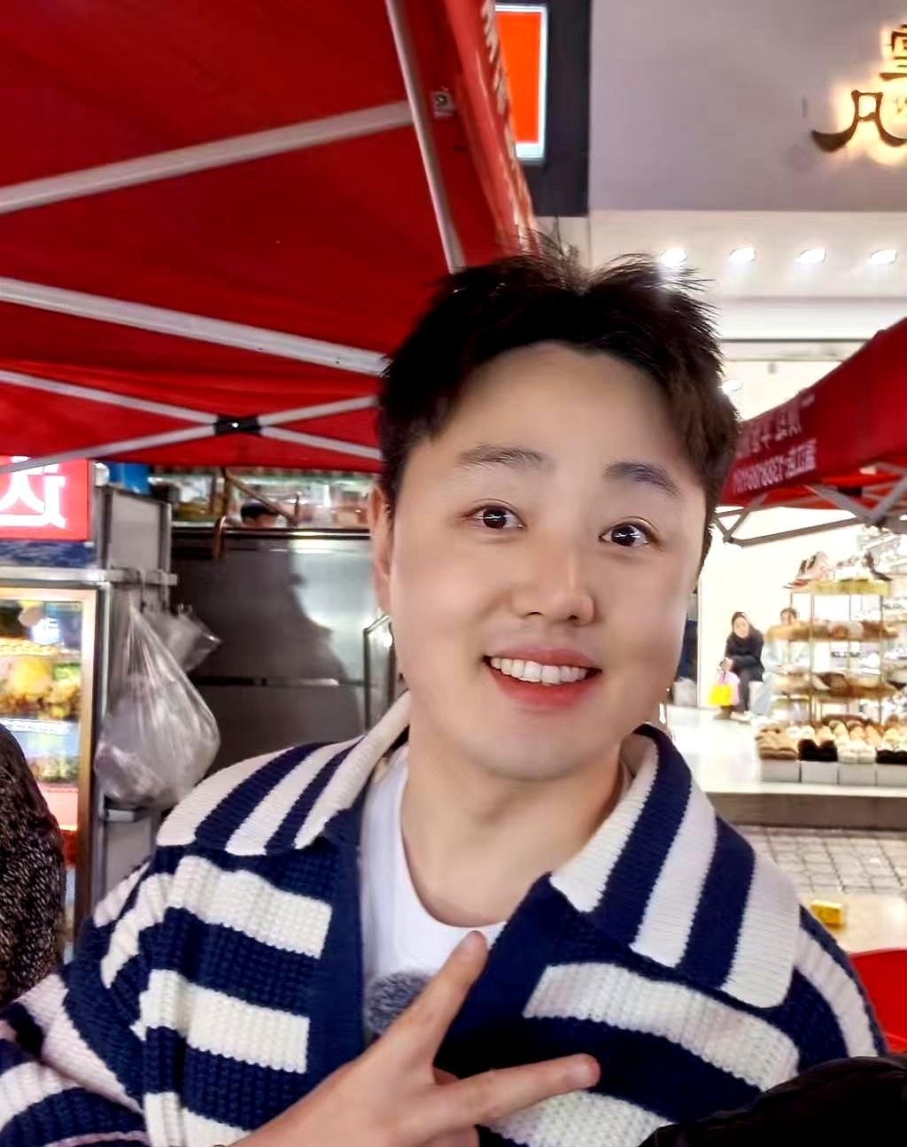 他辞了稳定的工作，拍美食视频只用自己买的相机。信用卡余额只剩两千，家