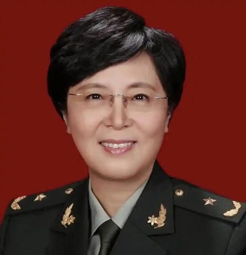 1988年，浙大教授23岁的女儿被保送清华。旅游途中，她爱上35岁的酒厂工人，非