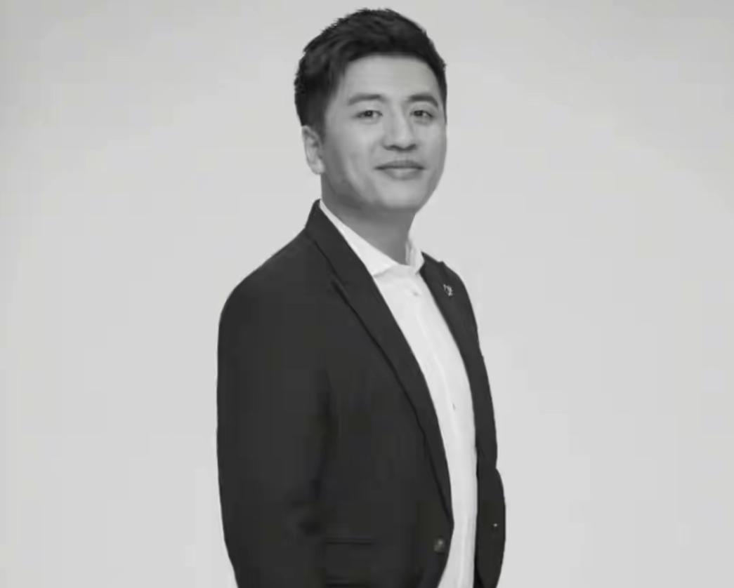 张雪峰说：“同学们，你们一定要多挣钱。我以前也觉得飞机头等舱没意义，住店有个床就