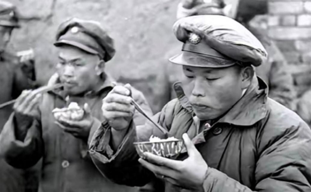 1948年，一个国民党士兵饿得受不了，跑到解放军要吃的，4个馒头下肚后，他说：“