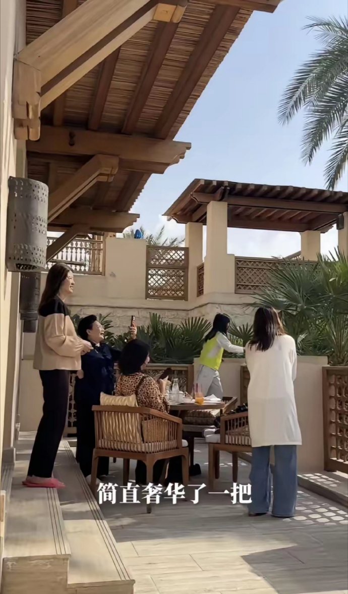 伊能静晒出迪拜全家住的酒店，真的很舒服，一家五口楼上楼下，考虑到公婆英文不太好，