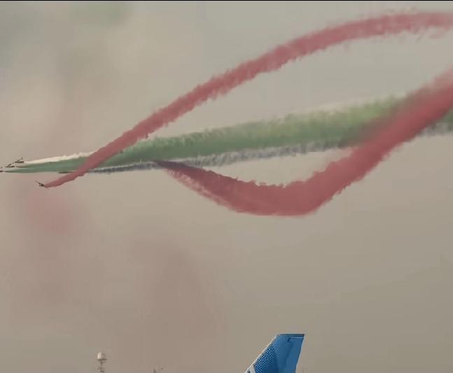 坠机一小时飞行表演继续，阿联酋飞行表演队驾驶中国JL-15进行表演高难度动作阿