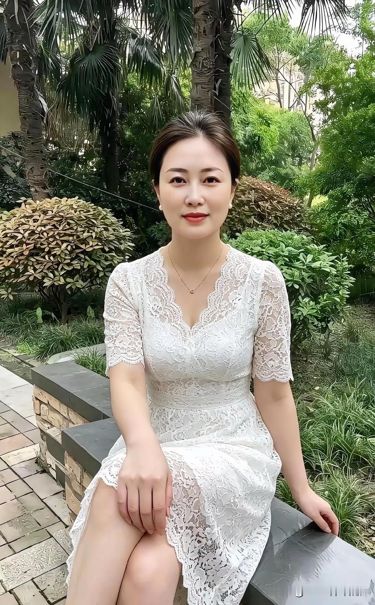 绿意簇拥中，白蕾丝裙漾起温柔涟漪，优雅姿态与自然光影交织，凝成一帧静谧的午后诗画