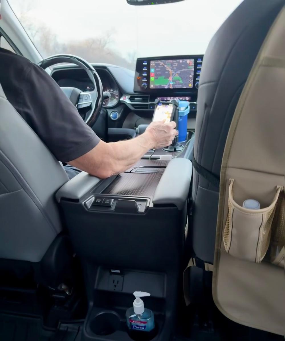 开网约车现在想赚大钱难，但踏实跑还是能糊口的。表弟跑了五年，他说前两年每天跑