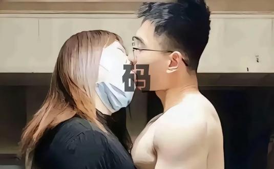 恶心！7月8日，南京一名叫阿红的“女子”头戴假发，嘴涂口红在出租屋约会多名男子的