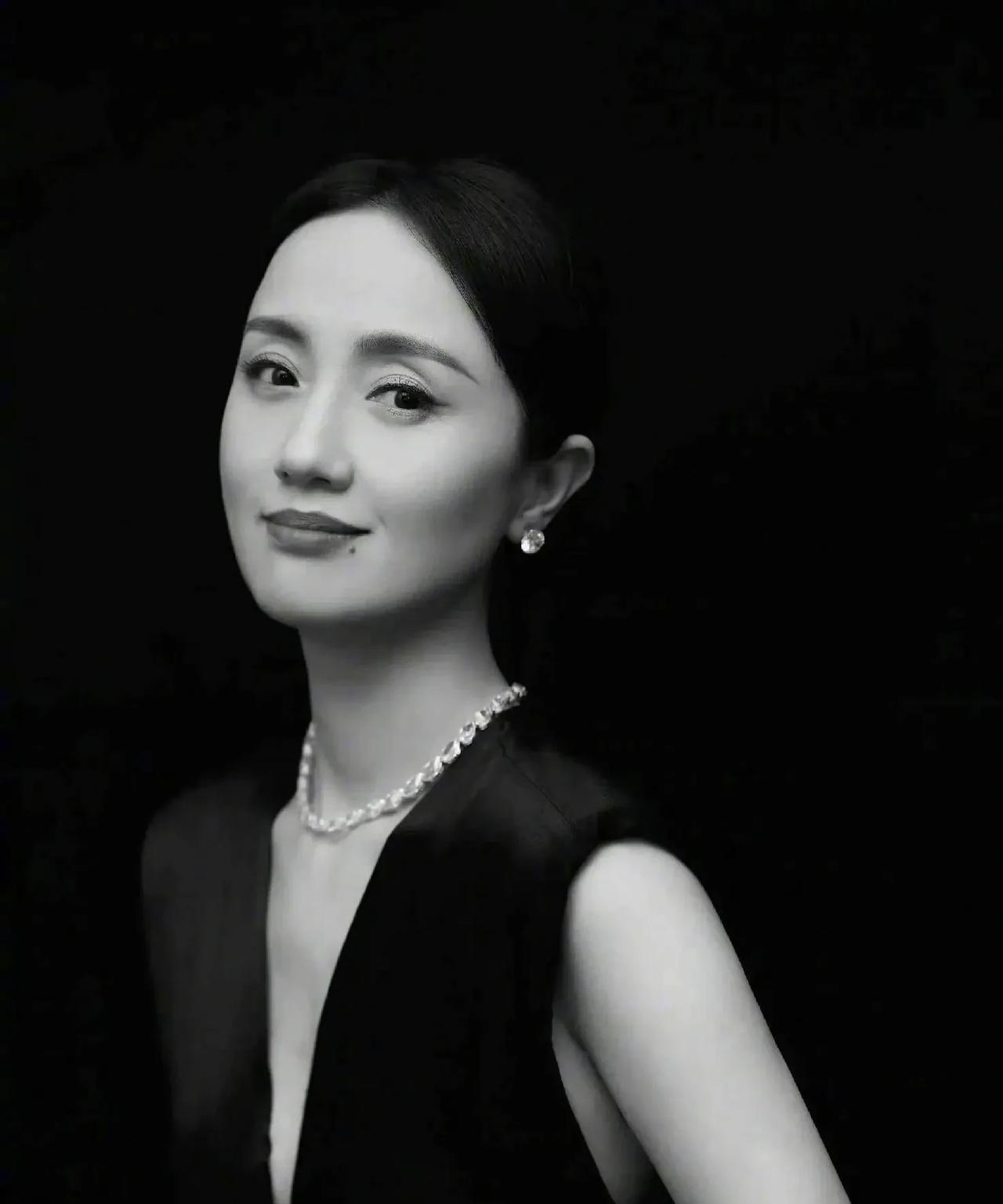 原来朱媛媛是由于结肠癌去世的！5年前朱媛媛就已经被确诊，经过治疗已经完全好转。