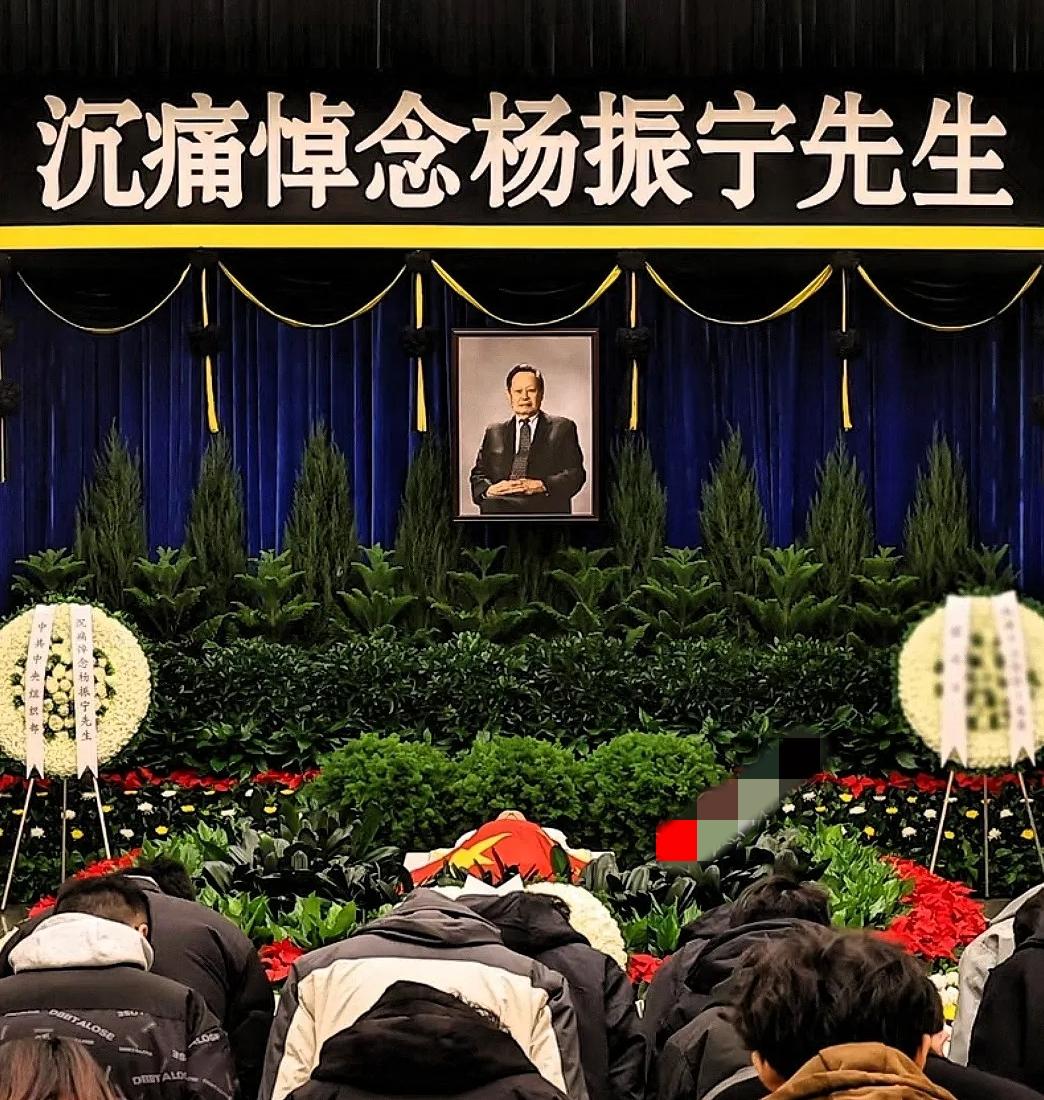 杨先生告别仪式上，那面盖在遗体上的国旗，才是最硬核的“回应帖”！