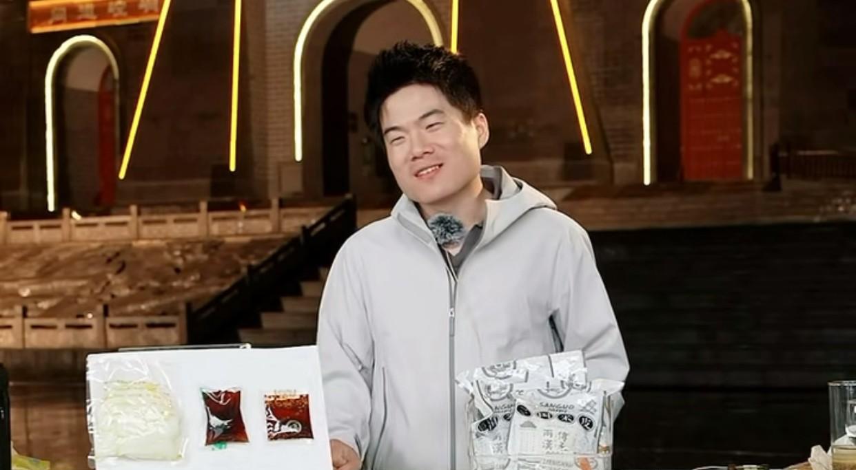 董宇辉和观众的相爱相杀时刻[笑着哭]董宇辉：雨太大了，你们回家吧现场观众：（不