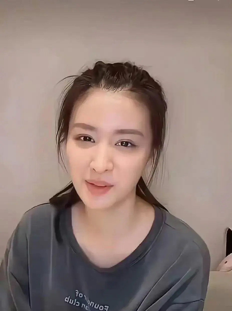 王楚然直播近素颜+接地气发型，高颜值照样惊艳！​​​