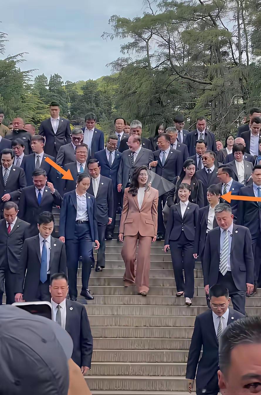 安保森严，左右两边的女侍卫，时刻低头关注着郑丽文落下的每一个脚步。