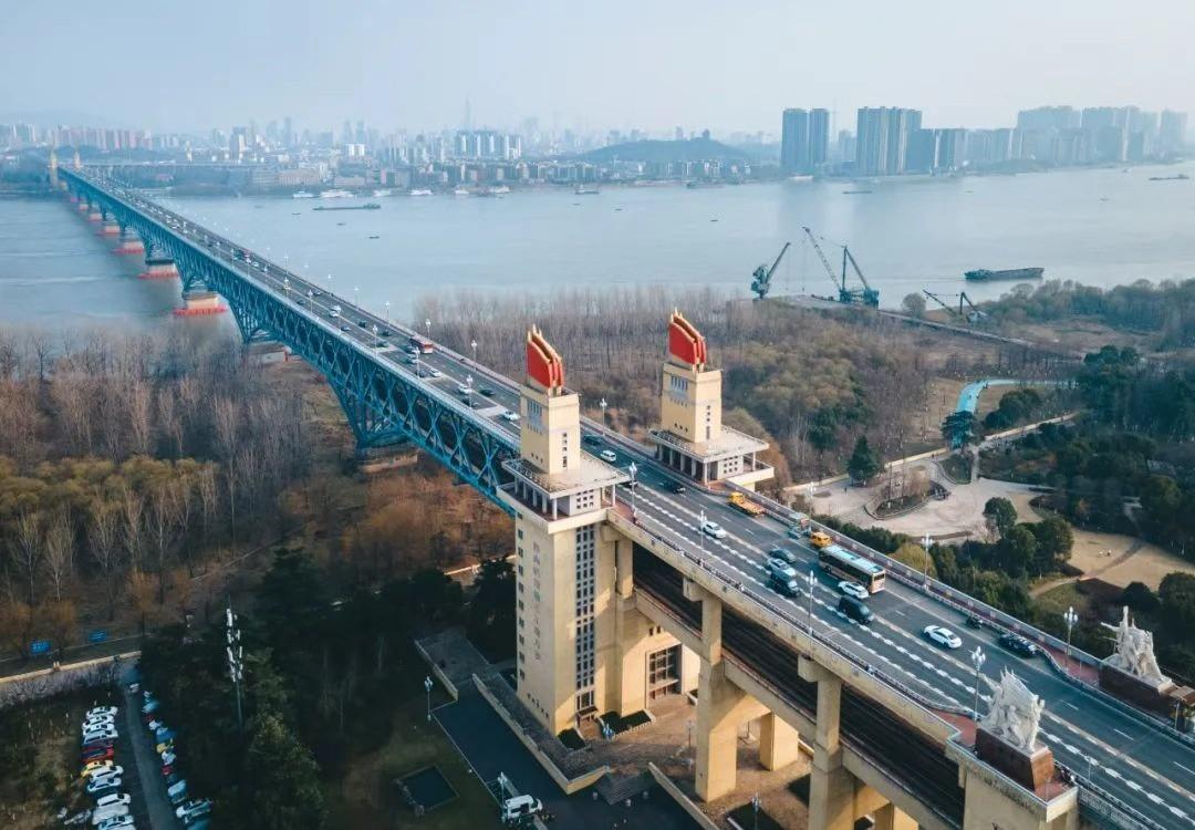 2001年12月，南京鼓楼区一个出租屋里，房东闻到臭味，打开阳台上的塑料桶，里面