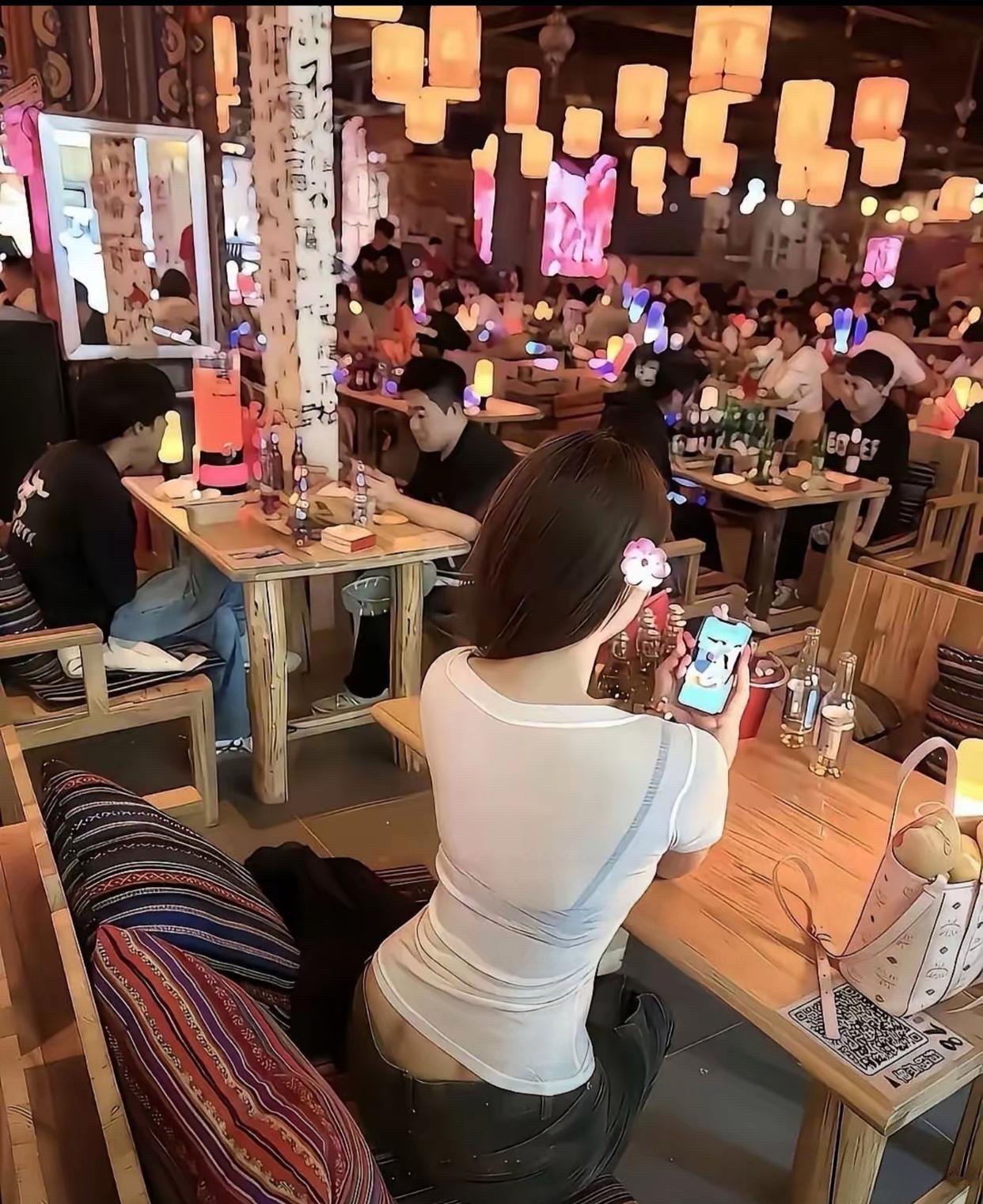 这背影看着都让我了上前搭讪的冲动！暖光裹着烟火气漫开，她背身蜷在靠垫里，发梢